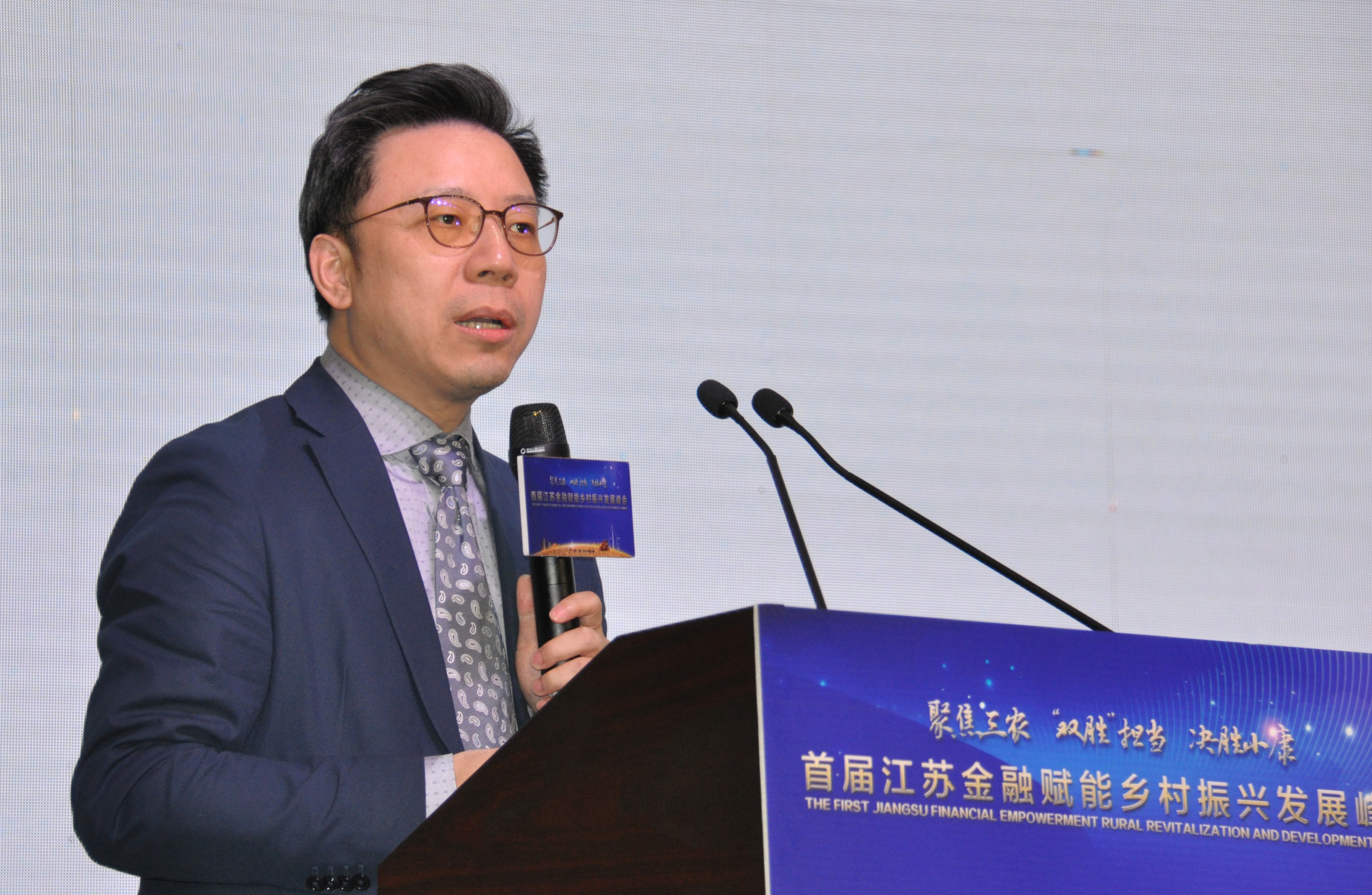 上海交通大学特聘教授、中国发展研究院执行院长陆铭发表《土地和劳动力市场建设：农业发展和乡村振兴的焦点》的主题演讲。