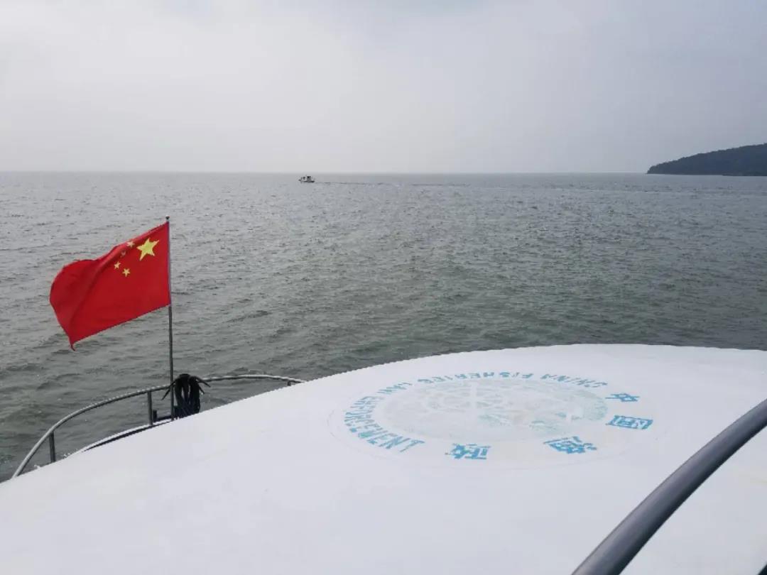 跟着渔政船巡航。付奇/摄