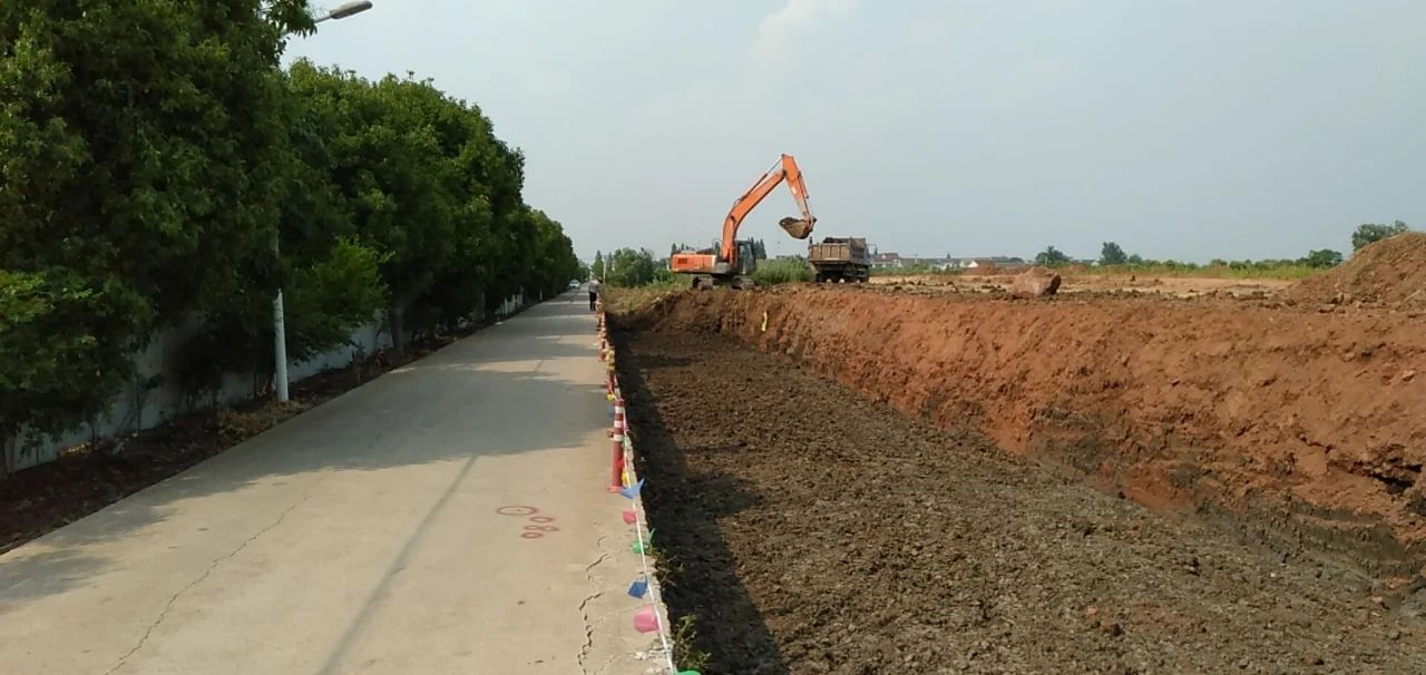 江宁湖熟街道龙小线，全长1120m，现状道路宽3.5m,拓宽后提升道路等级为路面宽6m的四级公路。图片为龙小线拼宽段开挖施工。