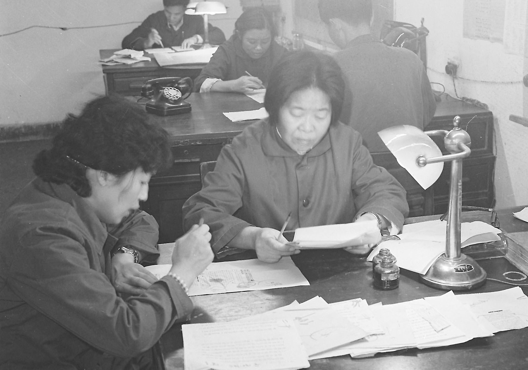 1979年新华日报校对组夜间工作.jpg