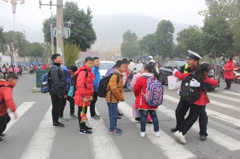 "奔跑哥"侍东亮警服口袋里的小秘密
