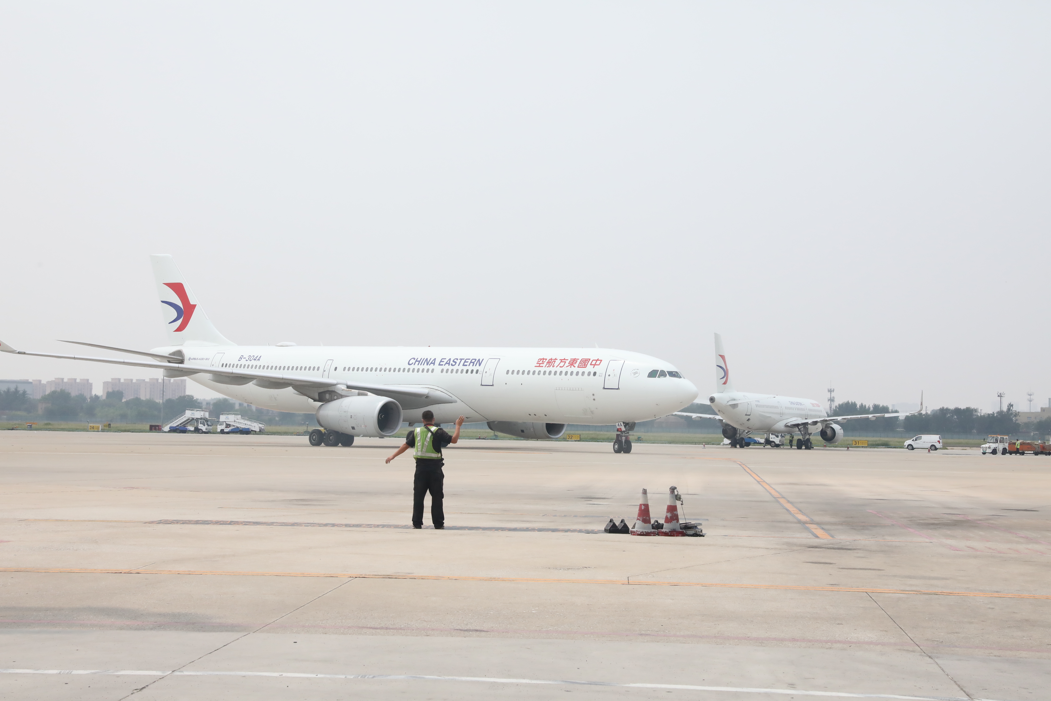 东航a330宽体客机迎来青岛胶东机场首航