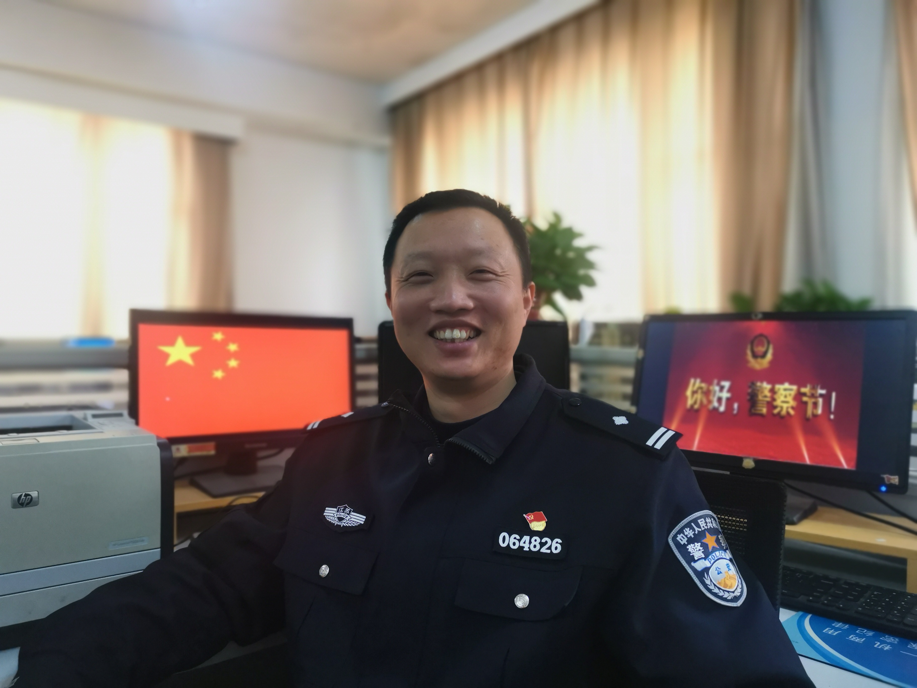 派出所民警自拍照片图片