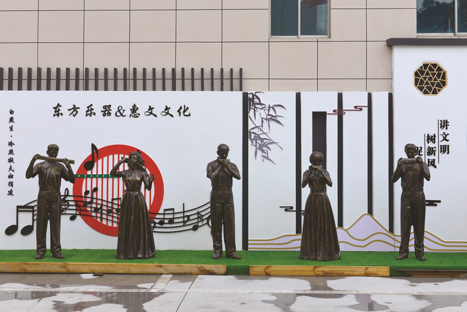 东方乐器（惠文文化）公司内的口琴重奏文化雕塑墙.jpg